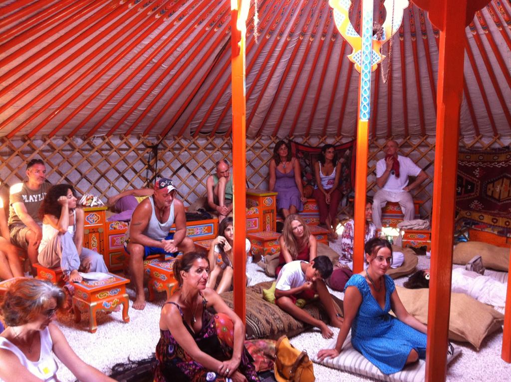 syusyblady's tweet image. Ecco alcune foto di varie situazioni che abbiamo vissuto insieme nella yurta, ve le ripropongo per ricordarvi l'appuntamento con #3ga Tre giornate di Architettura a #Pistoia! Il 23 febbraio montiamo la struttura, dal 24 al 26 ci trovate in Piazza del Duomo. Vi aspetto #syusyblady