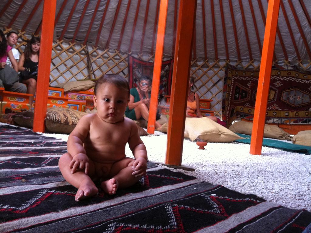 syusyblady's tweet image. Ecco alcune foto di varie situazioni che abbiamo vissuto insieme nella yurta, ve le ripropongo per ricordarvi l'appuntamento con #3ga Tre giornate di Architettura a #Pistoia! Il 23 febbraio montiamo la struttura, dal 24 al 26 ci trovate in Piazza del Duomo. Vi aspetto #syusyblady