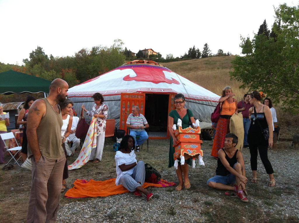 syusyblady's tweet image. Ecco alcune foto di varie situazioni che abbiamo vissuto insieme nella yurta, ve le ripropongo per ricordarvi l'appuntamento con #3ga Tre giornate di Architettura a #Pistoia! Il 23 febbraio montiamo la struttura, dal 24 al 26 ci trovate in Piazza del Duomo. Vi aspetto #syusyblady