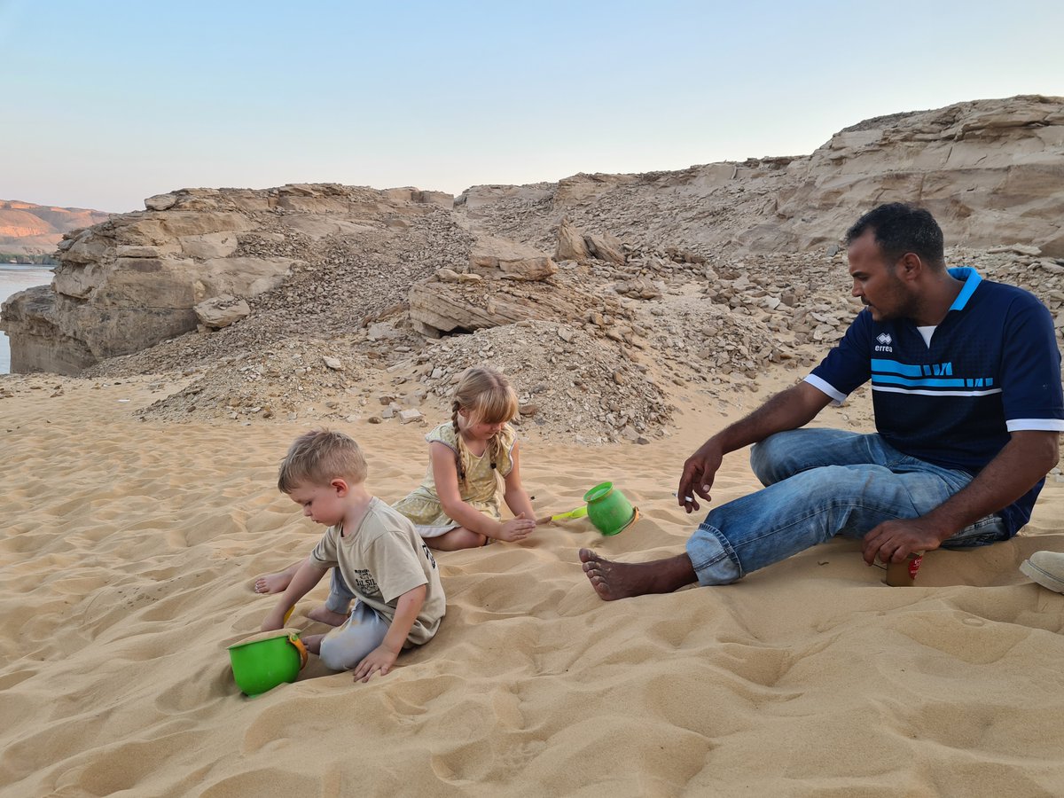 DrMariaNilsson's tweet photo. no wonder why these two want to return to their 2nd home... they miss their Egyptian big brothers Abdalla and 'Apet', as well as the biggest sandbox in their world 😂#kidstoarchaeologists #academicmum #friendsofsilsila https://t.co/zlUgZgnMIA