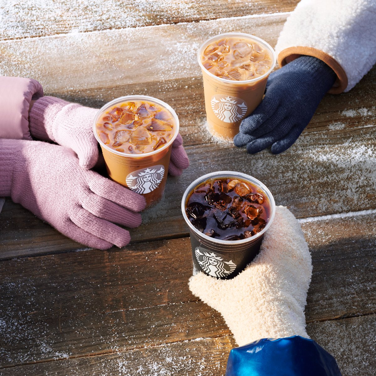 Cold Brew for you and you and you. ❄️ What’s your go-to Cold Brew order?

Du café infusé à froid pour tout le monde. ❄️ C'est quoi votre café infusé à froid préféré?