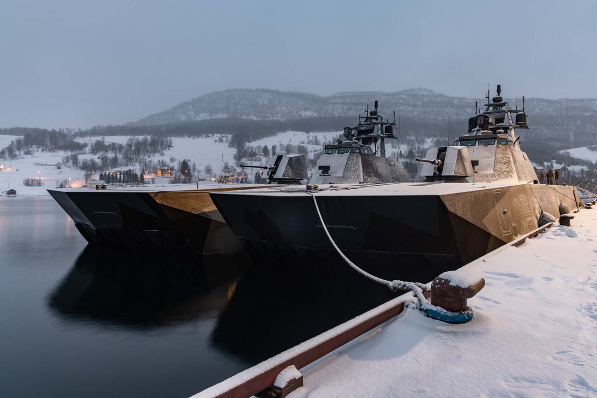 Everybody needs good raiders... 

#RoyalMarines raiding experts from <a href="/47CdoRM/">47 Commando (Raiding Group) Royal Marines</a> have been working closely with the <a href="/Sjoforsvaret/">Sjøforsvaret</a>'s stealth missile corvettes during their deployment to Norway's fjords as they prepare for #NATO's large-scale Arctic exercises.

ow.ly/aAGr50HYNvs