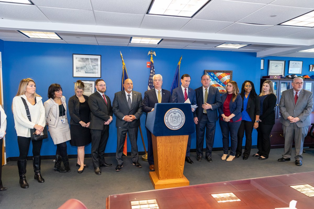 StatenIslandDA's tweet photo. Fentanyl is in 80% of fatal ODs on Staten Island. We'll continue holding dealers accountable + work to save lives, but we need help.

Kudos @Michael_Cusick @dianesavino for pushing creation of NYS Fentanyl Task Force to give treatment + law enforcement tools we need to fight back https://t.co/x4mp5Ot312