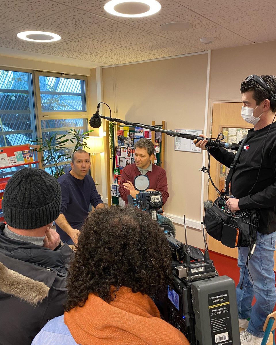 UCORNE's tweet photo. Ce soir dans le 19/20 sur @France3Paris reportage de @jeanlaurentserra sur la compagnie #paris18 pour présenter notre compagnie et les enquêtes de l’InspecteurT au @TheatreLepic ! #theatre #jeunepublic #pierregripari https://t.co/sOfXfMDyUy
