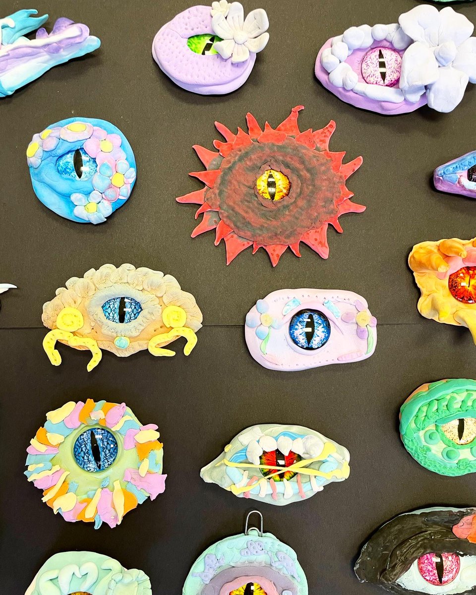 Artwithholly's tweet photo. The 4th and 5th graders were really into making these dragon eyes🐉 https://t.co/JQ19suZVlO