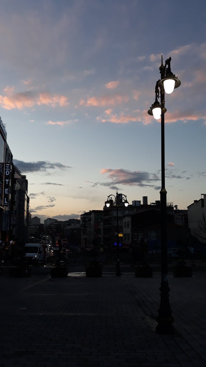 Karanlıkları aydınlatan bir ışık daima vardır, önemli olan o ışığı yakalamak.