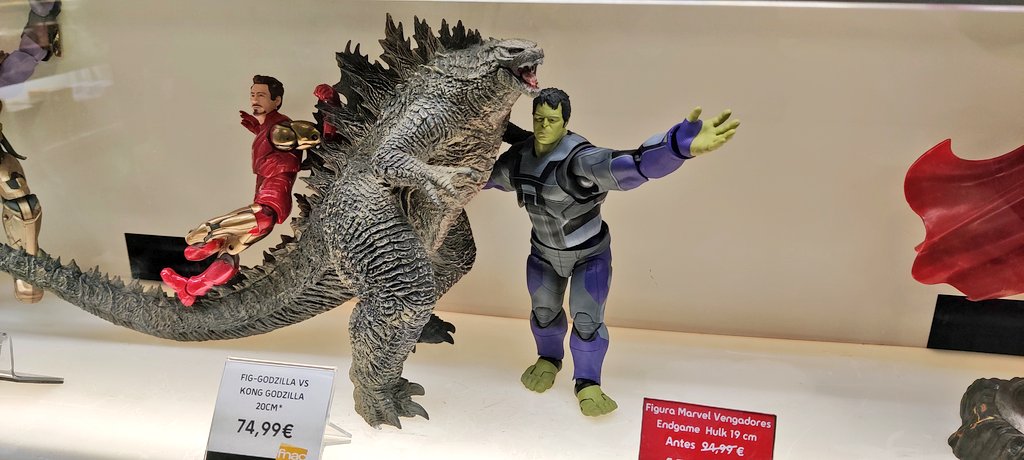 LazaPLAYS's tweet photo. Alguien se lo ha estado pasando bien con las figuritas de la @Fnac de Alicante 😂 https://t.co/B1BJqISbuc