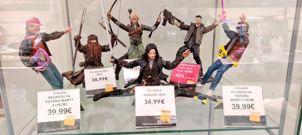 LazaPLAYS's tweet photo. Alguien se lo ha estado pasando bien con las figuritas de la @Fnac de Alicante 😂 https://t.co/B1BJqISbuc