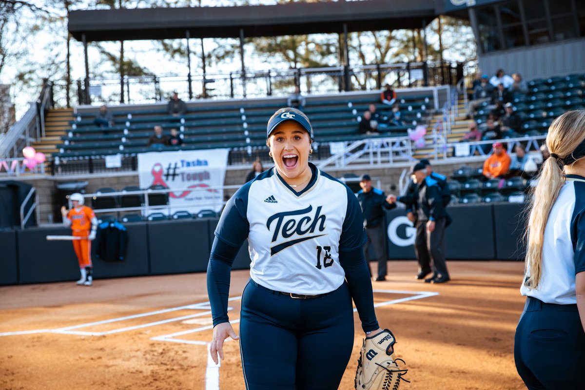GaTechSoftball's tweet photo. 𝗡𝗢. 𝗗𝗢𝗨𝗕𝗧.😳

@sballen99 𝙘𝙧𝙪𝙨𝙝𝙚𝙨 a 3⃣-run shot for her first career homerun 💣💣💣 

Tech leads 3⃣-1⃣ after the first

#BeGold /// #404Institute https://t.co/kGIrRWwoUu