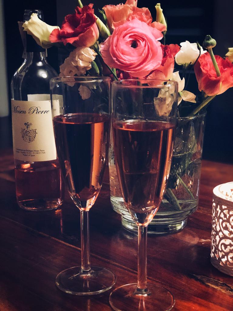 Шампанское и розы 69. Вино и цветы. Букет цветов и вино. Бокалы с шампанским и цветами. Шампанское в красивых бокалах.