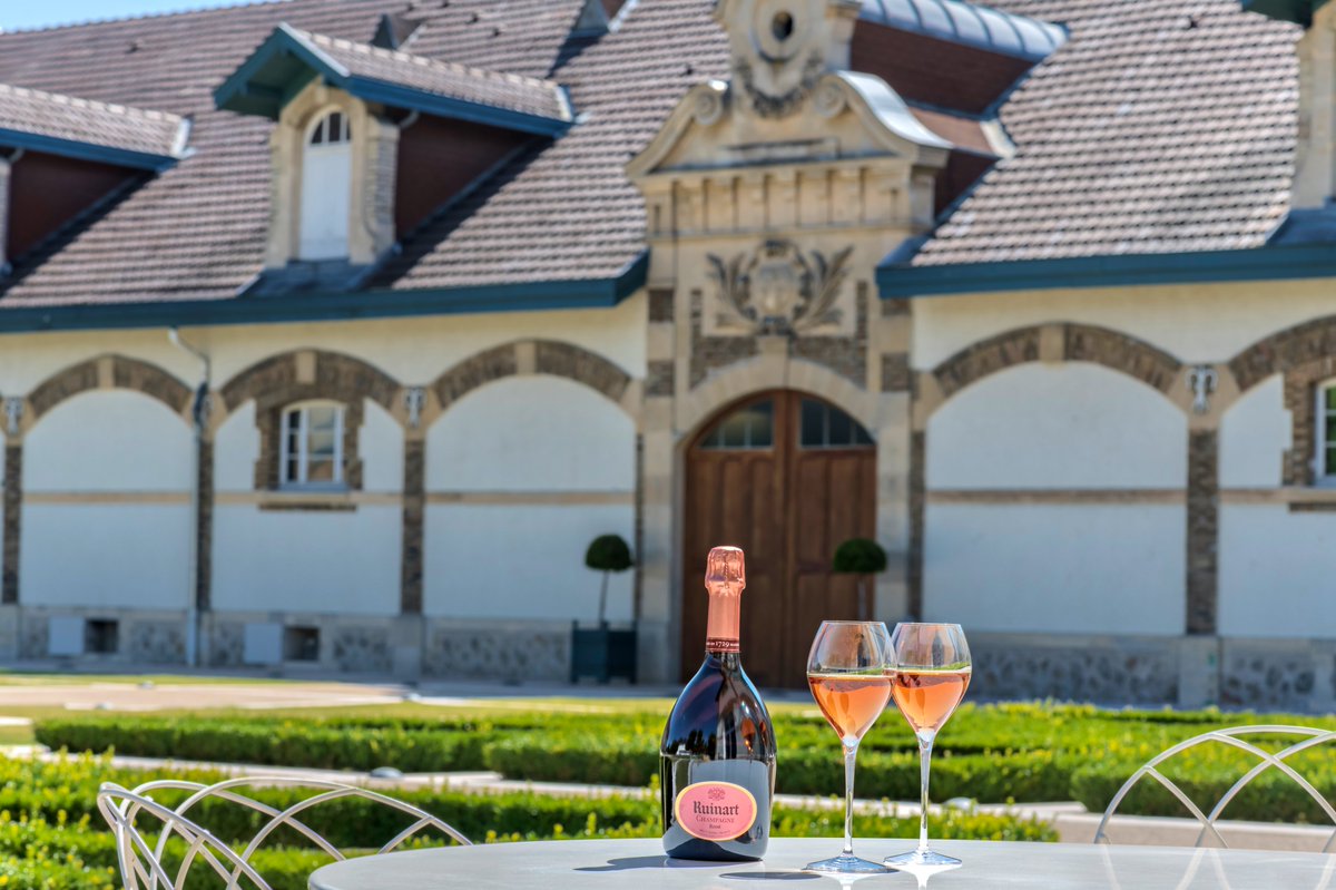 Have you ever wanted to discover more about the elaboration of champagne? Come and visit us in Reims!
Maison Ruinart combines nature and culture, art and savoir-faire, gastronomy, and wine. Immerse yourself at the very origins of champagne and explore behind the scenes.