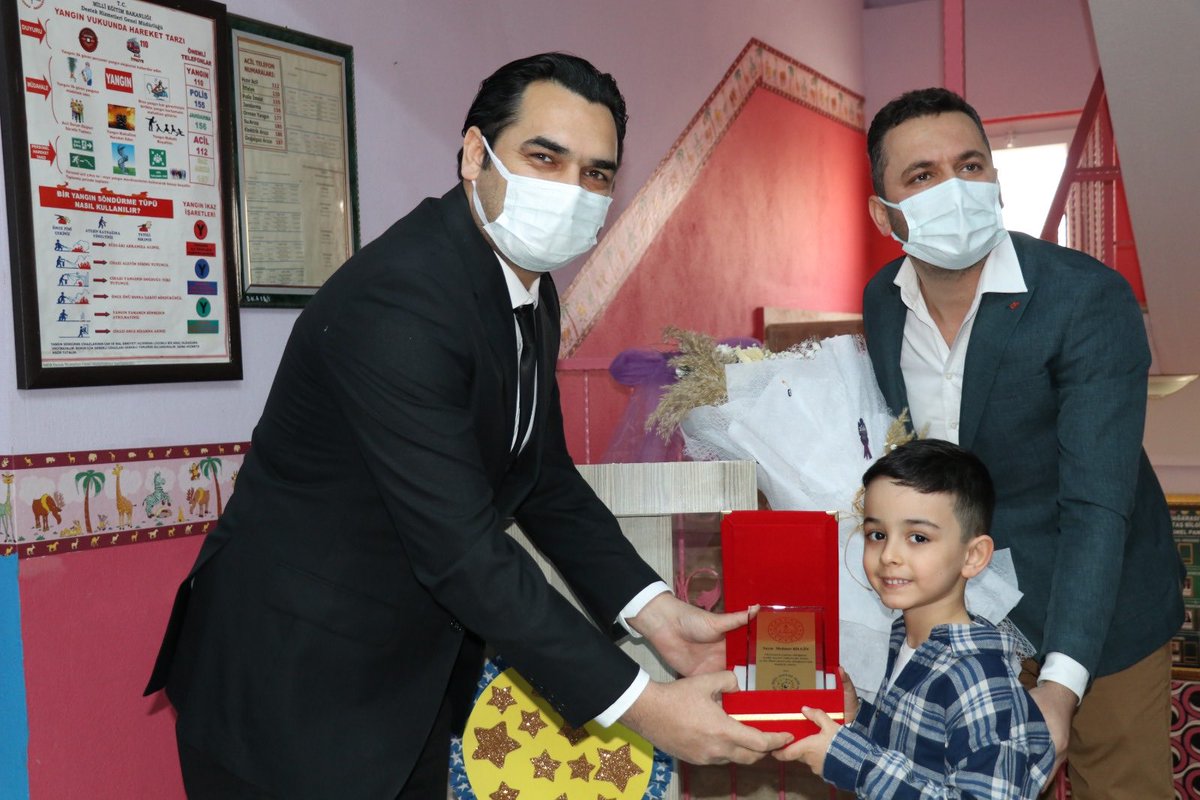sokemem's tweet photo. Nesrin Demirtaş Bilgin Anaokulu akıl zeka oyunları sınıfının yapımına destek olan Psikolog Neslihan Başaran' a Kaymakamımız Ümit Hüseyin GÜNEY tarafından,Sayın Mehmet BİLGİN'e ise Belediye BaşkanV.tarafından hediyeleri takdim edildi.⁦@SokeKaymakam⁩ ⁦@yapiciserafetin⁩ https://t.co/4EBDH6tjaD