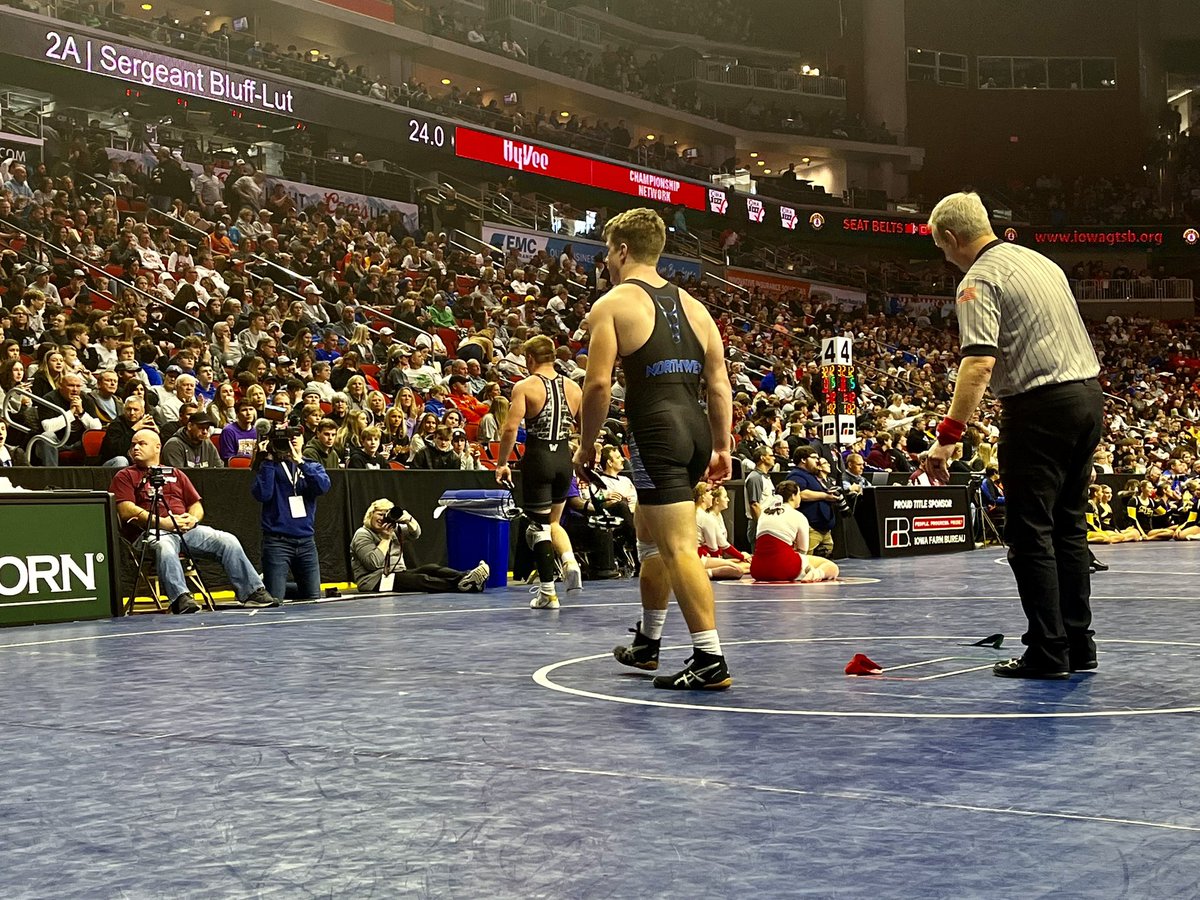 Waukee NW’s Griffin Gammell defeats Waukee’s Blake Hauck 12-4 in the quarters at 182. They were teammates at Waukee last year: Hauck at 170, Griff at 182. Had to have felt a little funny/weird/some type of way during that one. #iahswr