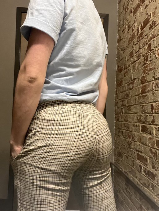 now I understand what the men in my office are staring at all day https://t.co/dmIM7hv1Li