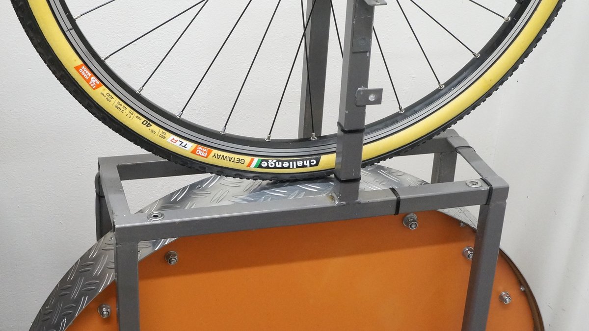 The Challenge Getaway Pro HTLR gets away quickly.

bicyclerollingresistance.com/cx-gravel-revi…