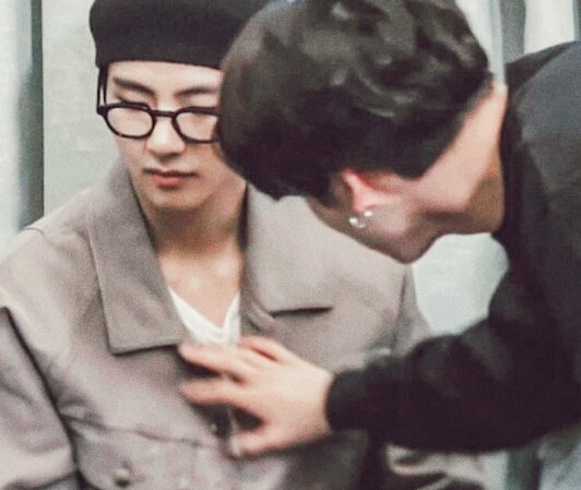 Vkook_soul_'s tweet photo. 🐻: Что-то потерял?
🐰: Хочу почувствовать биение твоего сердца 🥺
🐻: Но ты не там его ищешь
🐰: А где?
🐻: В своих руках 🥺
🐰: Я же говорил, что люблю тебя?
🐻: Буквально, пол часа назад
🐰: Слишком много времени прошло
🐻: Я тебя тоже 🥺 https://t.co/tuDU6gQsum