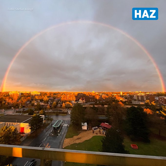 Die Ruhe zwischen den St&uuml;rmen? 🌈🌬️ Diesen traumhaften #Regenbogen hat Kollege Stefan Knopf gerade aus<a href="/tag/hannover"class="tags"><span>#hannover</span></a><a href="/tag/regenbogen"class="tags"><span>#regenbogen</span></a>