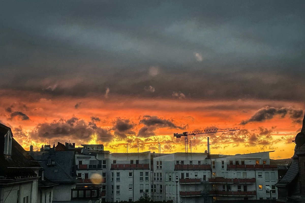 ms_powerman's tweet photo. Der Abendhimmel über Limburg. ☁️
#limfoto #limburganderlahn #abendhimmel https://t.co/TJttsdhI5o