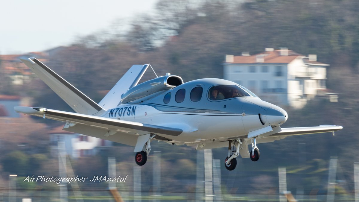 jmanatol's tweet photo. #Viernes
#VisitaCuriosaEnLESO
Esta mañana aprovechando la buena #meteo que había en @DonostiAir #LESO ha arribado procedente de #EGKB #BQH #London este moderno @UKCirrus #SF_50_Vision
Curioso el que haya podido sacarle una foto frontal #FaceToFace poco antes de la toma https://t.co/MkW4lbe9gb