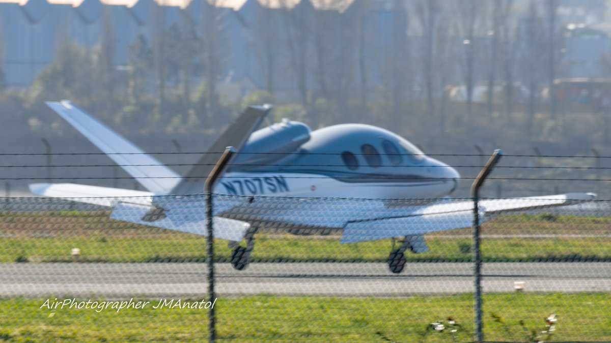 jmanatol's tweet photo. #Viernes
#VisitaCuriosaEnLESO
Esta mañana aprovechando la buena #meteo que había en @DonostiAir #LESO ha arribado procedente de #EGKB #BQH #London este moderno @UKCirrus #SF_50_Vision
Curioso el que haya podido sacarle una foto frontal #FaceToFace poco antes de la toma https://t.co/MkW4lbe9gb