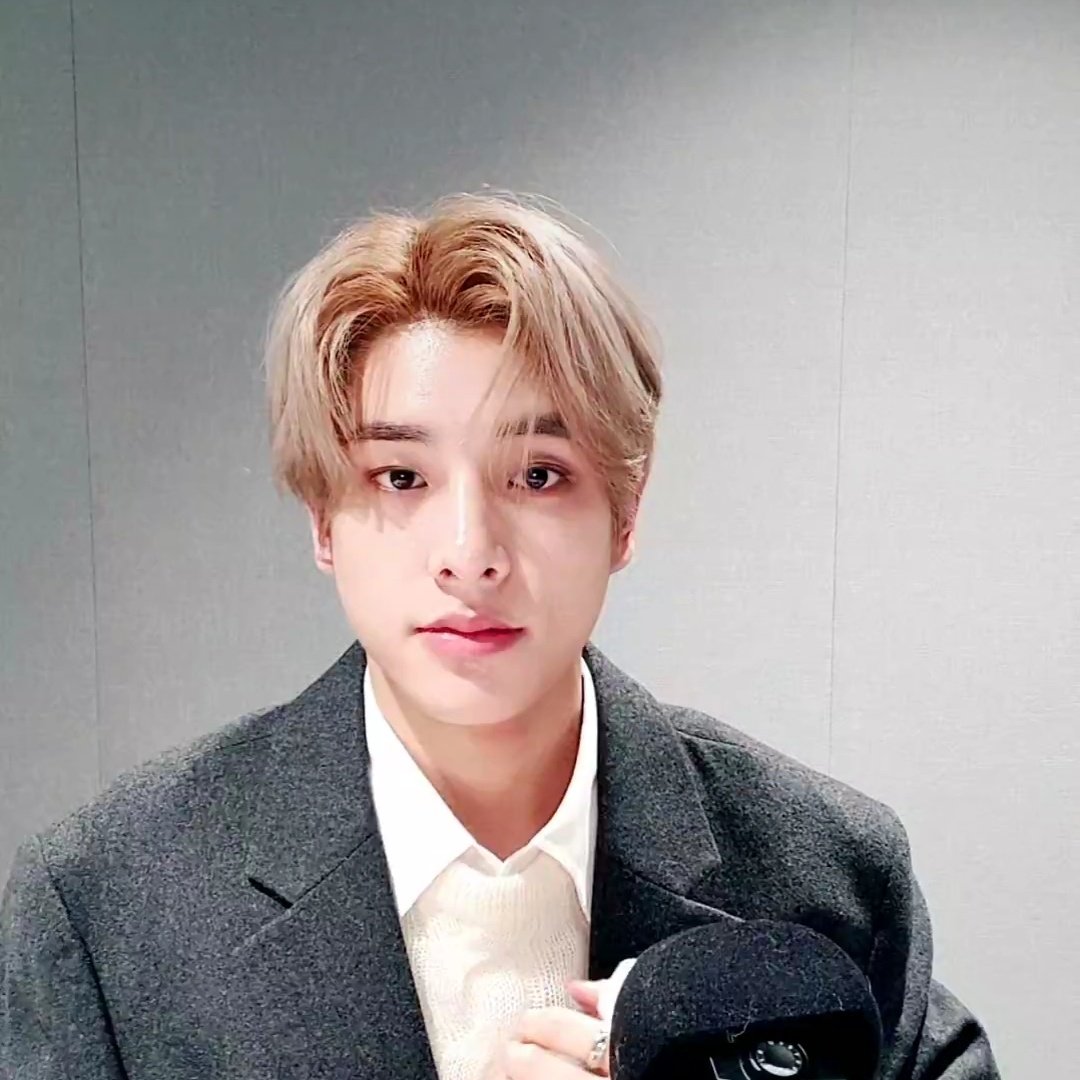 whtisbias's tweet photo. Jake eyes while reading all the comments on his V live :( 
#BELIFT_APOLOGIZE https://t.co/HRlQanKX46