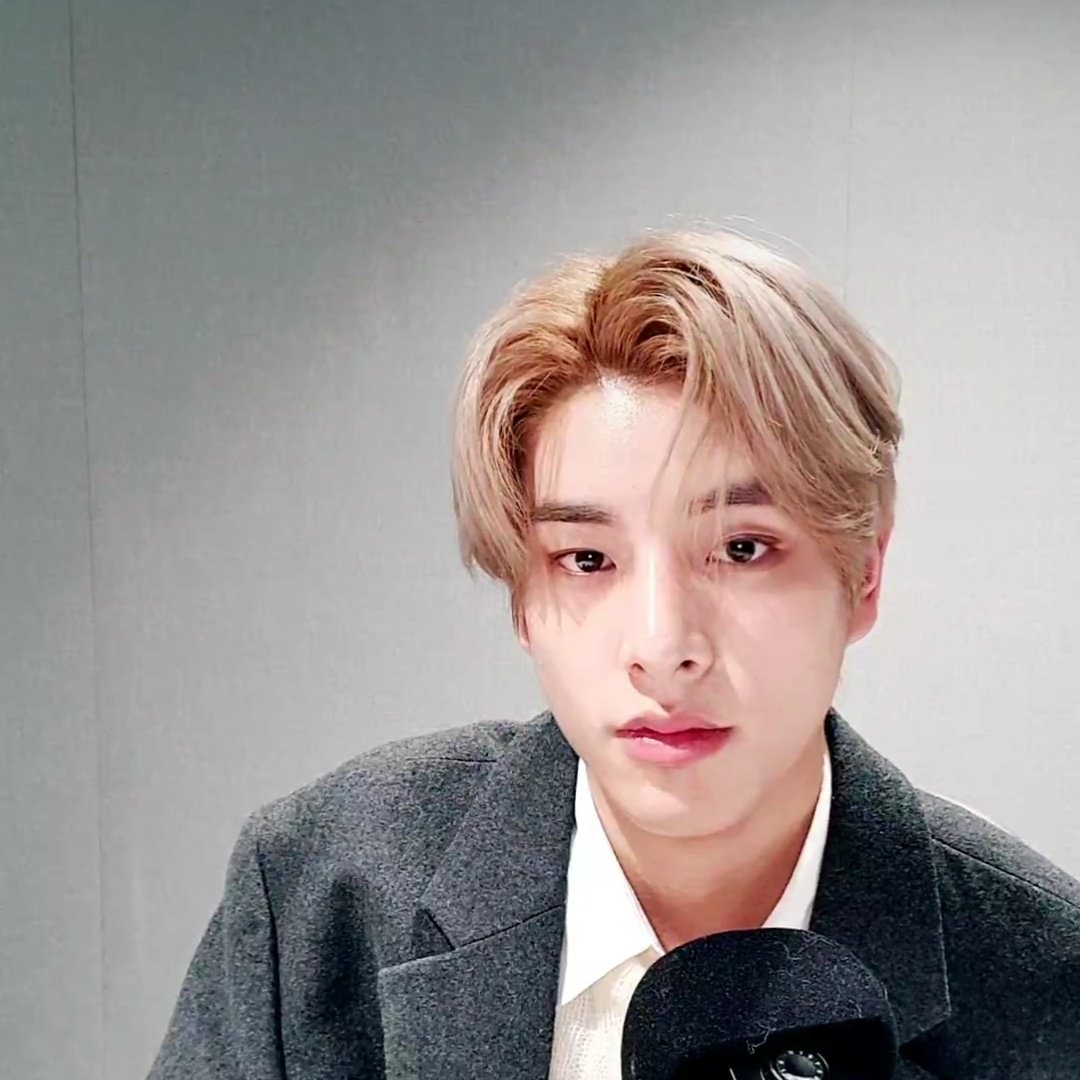 whtisbias's tweet photo. Jake eyes while reading all the comments on his V live :( 
#BELIFT_APOLOGIZE https://t.co/HRlQanKX46