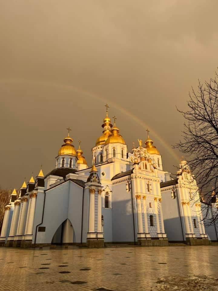Знак Божого завіту

У Києві над Михайлівським Золотоверхим собором сьогодні було видно веселку - біблійний знак миру і завіту з Богом! (Книга Буття 9:12-14)

Нехай цей знак Господній додасть спокою в серця: «З нами Бог!»

Фото: отці Іван Сидор, Андрій Сидор, Михаїл Карнаух