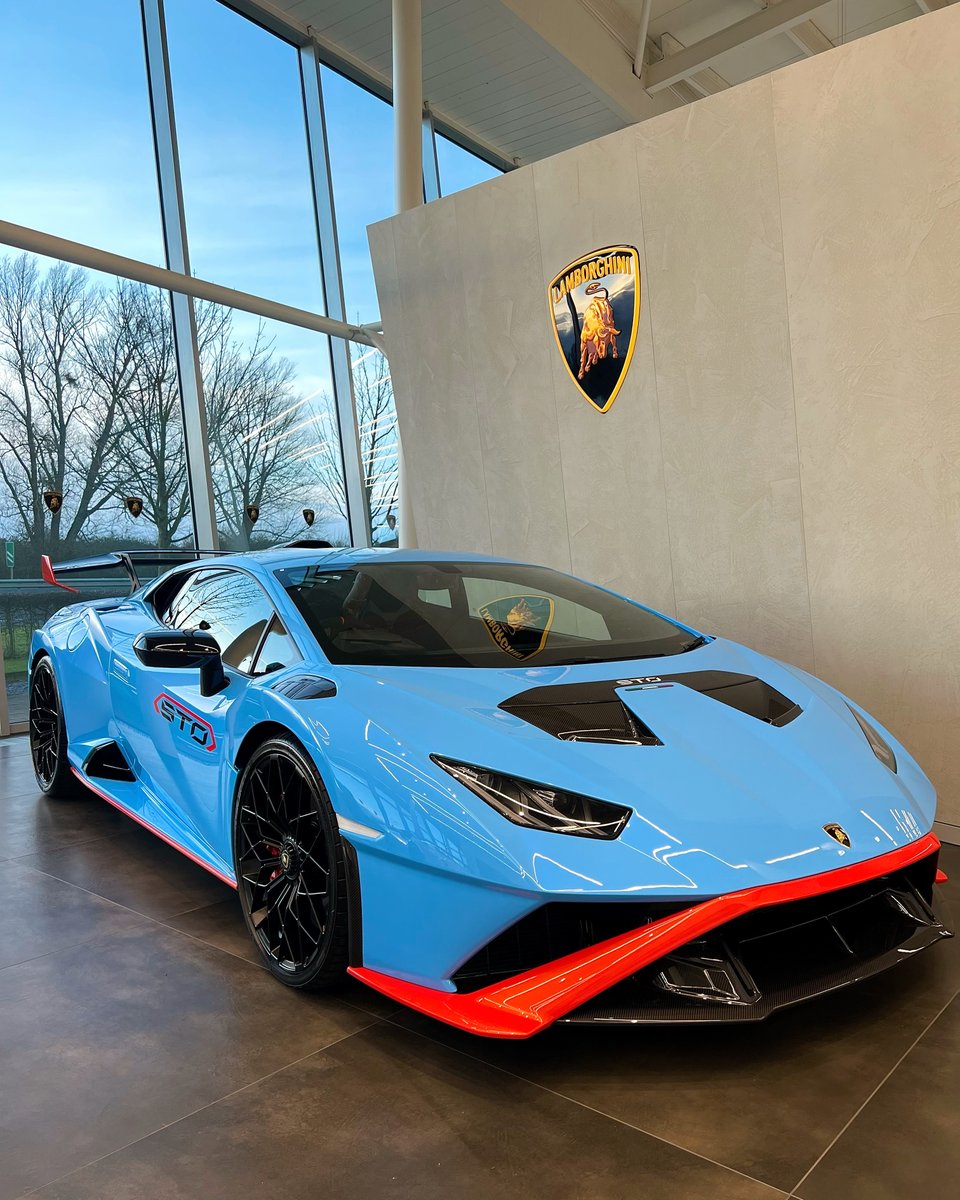 This STO is as blue as the sky.. what have you done for Random Acts of Kindness day?🥰
 
#Lamborghini #LamborghiniLeicester #LamborghiniHuracanSTO
