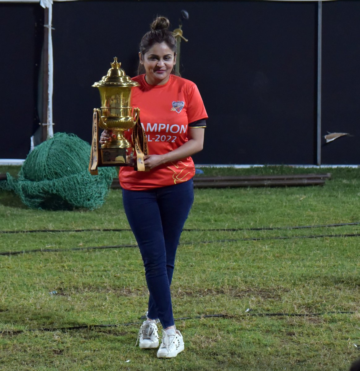 BDCricTime's tweet photo. The happy owner Nafisa Kamal with the BPL 🏆
#BBPL2022 #BPLFinal https://t.co/b4JFAk4z2S
