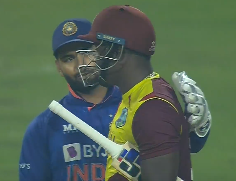 theshivang5's tweet photo. @bhogleharsha Pant to Powell  - "Bhai, 1 mahine baad bhi aise hi khelna hai" 🤣 https://t.co/YNacPOuOIb