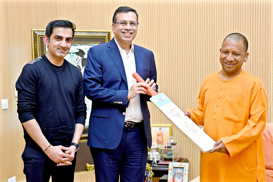 myogiadityanath's tweet photo. आज लखनऊ में पूर्व क्रिकेटर व मा. सांसद श्री @GautamGambhir जी तथा @LucknowIPL के प्रमोटर श्री संजीव गोयनका जी से शिष्टाचार भेंट हुई। https://t.co/pjRZPq71Jt