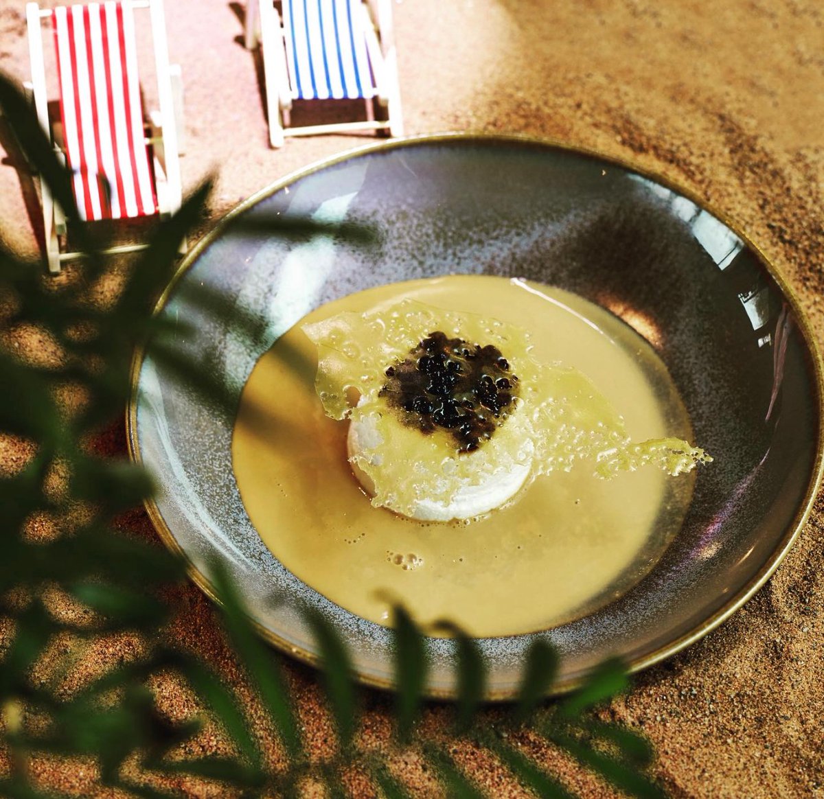 Think we can all agree that we would rather be on a beach soaking up the rays rather than saving our garden fences right now 🌧 
.
Whatever you’re doing this weekend, stay safe, sit tight the storm will pass…it always does❣️
.
#lifesabeach #dormydesserts #costadelcotswolds