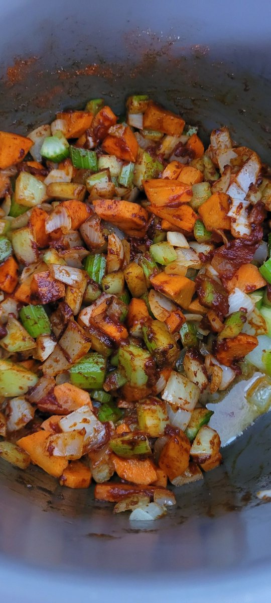 raquelporlavida's tweet image. Me siento tan bien que hasta a cocinar me puse: base para hacer crema de tomate la próxima semana 😋

#ThisGirlIsOnFire 
#fuckcancer