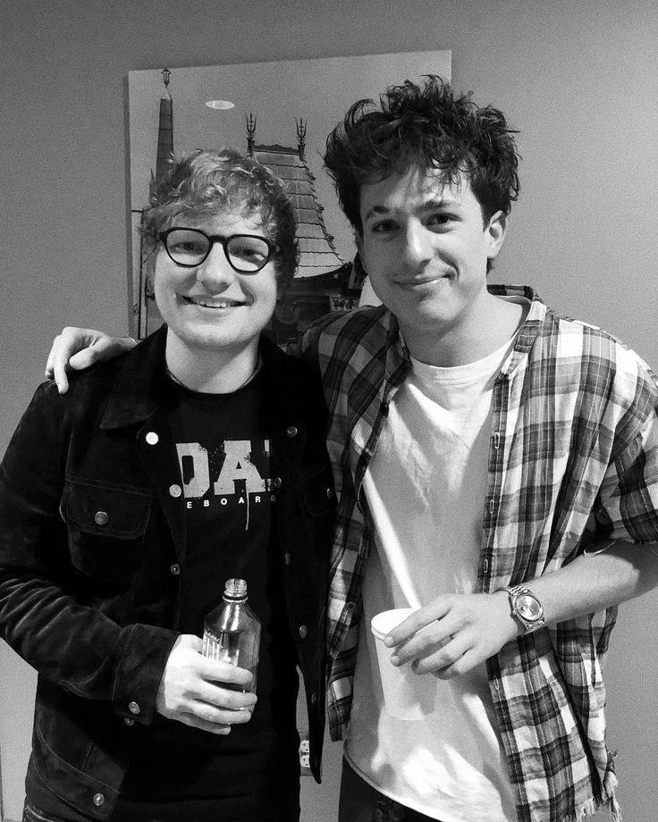 Charlieputh1806's tweet photo. Happy birthday @edsheeran . We love you ❤🐻🧸🎸. https://t.co/sjSY154u4G