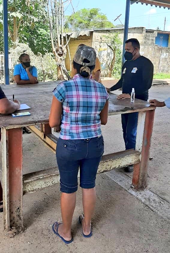 DiGasGuarico's tweet photo. #EnDesarrollo || Gte de la planta de llenado Wilian Lara @ronnimgas, realiza mesa de trabajo con líderes Comunales de la Población de #Corozopando, en aras de optimizar el servicio de gas doméstico en la población, dando cumplimiento a las orientaciones del G/D @Goncalvez211. https://t.co/pJQp8rokKk