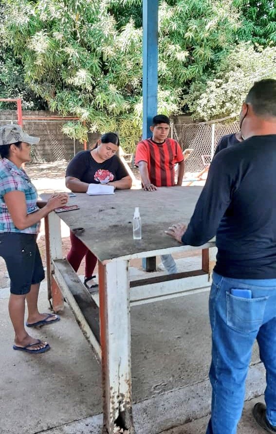 DiGasGuarico's tweet photo. #EnDesarrollo || Gte de la planta de llenado Wilian Lara @ronnimgas, realiza mesa de trabajo con líderes Comunales de la Población de #Corozopando, en aras de optimizar el servicio de gas doméstico en la población, dando cumplimiento a las orientaciones del G/D @Goncalvez211. https://t.co/pJQp8rokKk