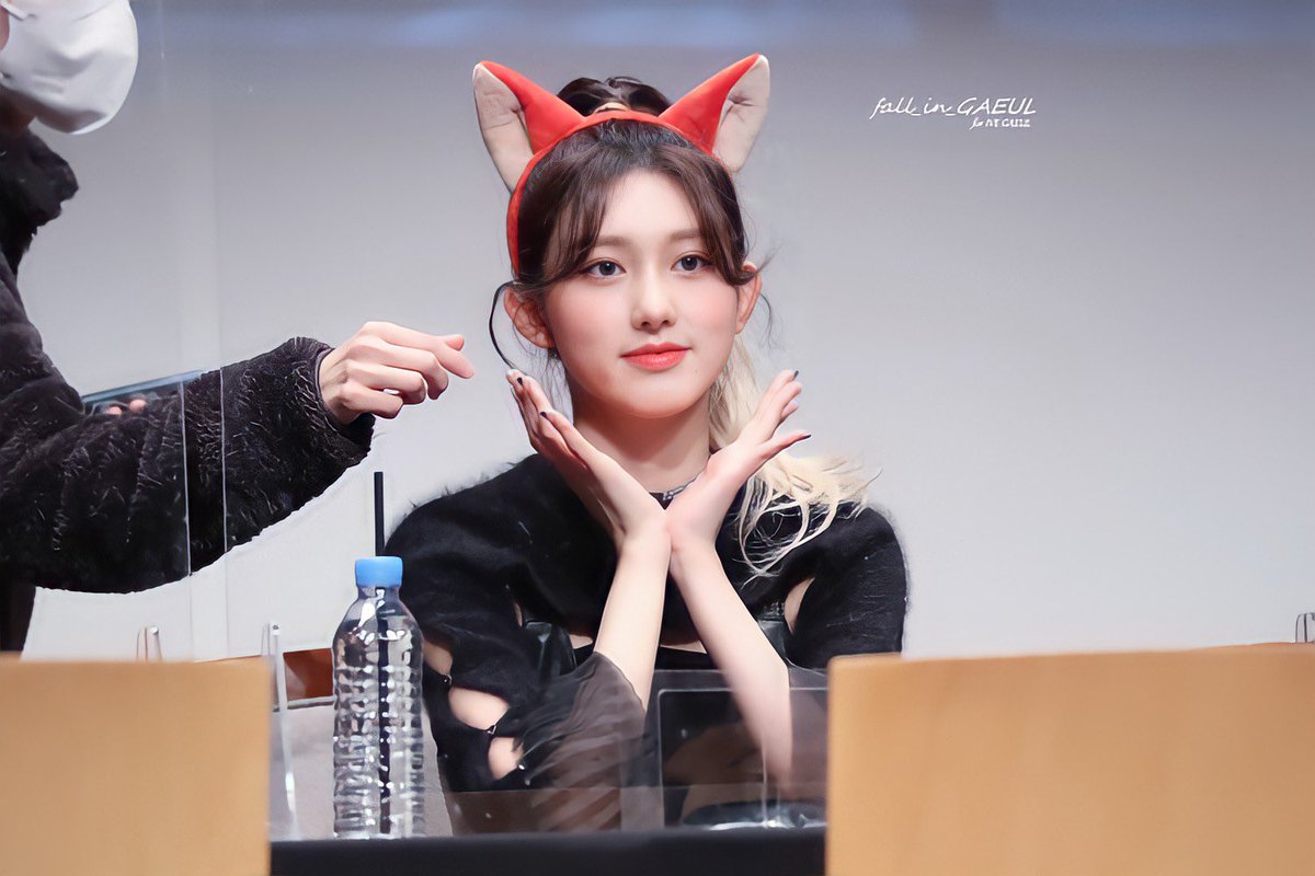 fall_in_gaeul's tweet photo. 211203 ktown4u fansign
staff so sweet❤️
#IVE #GAEUL #가을 #김가을 #���이브 #ELVEN #IVE_ELVEN @IVEstarship @IVE_twt https://t.co/JgSVJSfg9k