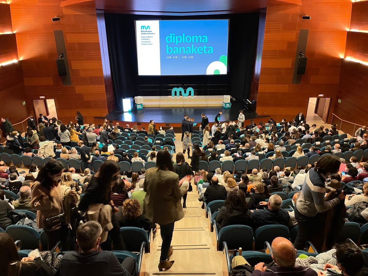 Enpresagintza's tweet photo. 2018/19 eta 2019/20 promozioetako gradu, master eta profesionalentzako programetako promozioetako diploma banaketa. Zorionak denei! @MUnibertsitatea #LearningFromReality https://t.co/vN3U0YzR1u