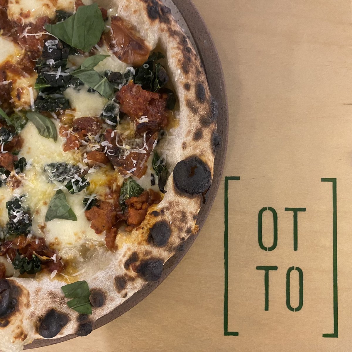 This week’s special!

Cavolo Nero, Wenlock Edge Farm Sausage and Salumi Pizzaiola Sauce, Smoked Mozzarella, Fresh Garlic. Finished With Pecorino Romano!

Order through all the usual channels, happy Friday!🍕🍕🍕