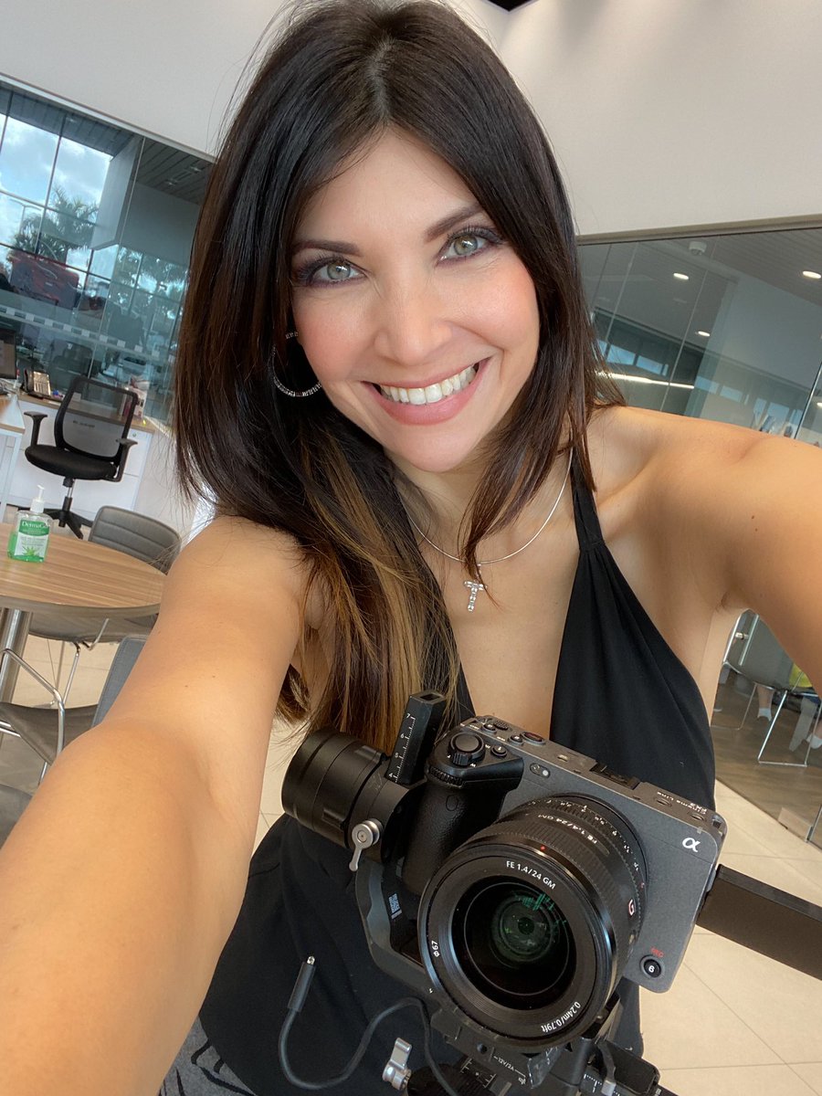 GloriaOrdonez's tweet photo. Luces, cámara y que tengan un lindo finde semana :) #shoot #sutherlin #sutherlinnissan https://t.co/4EtCByJK0S