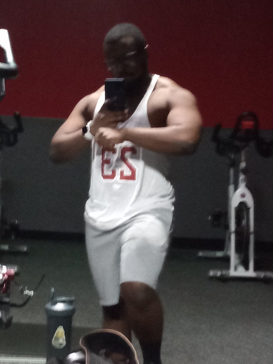 Alexthiccfit's tweet photo. Nice asf pump from chest/tris day. Im.pushin myself harder and harder. I wana be a beast. A monster. #bodybuilding #gay #muscle #beast #mass #supportthegrowth https://t.co/IvcOg70Yt7
