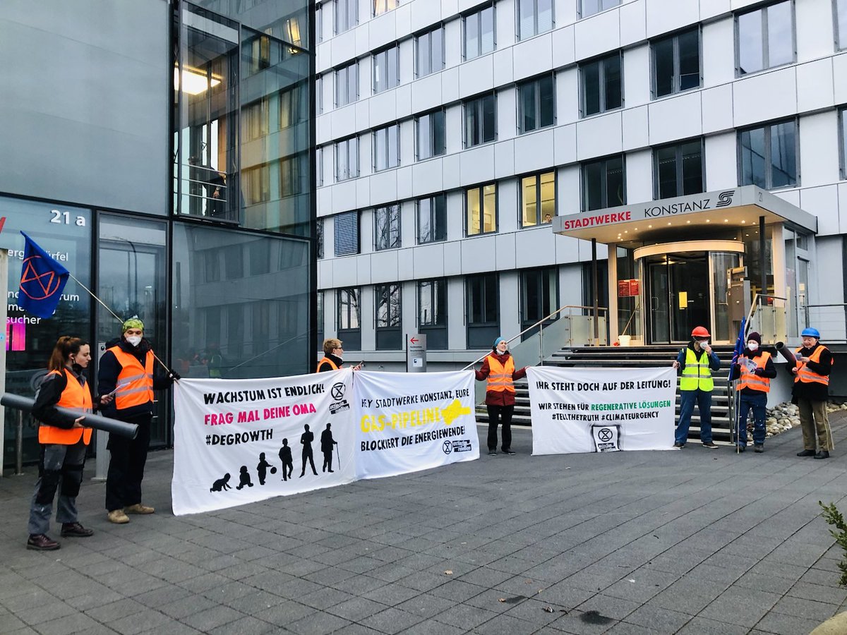 Heute setzten wir vor den Stadtwerken Konstanz ein Zeichen gegen eine zweite Erdgas-Pipeline 💚✊ Klimaneutrale Alternativen zur Wärmeversorgung müssen JETZT umgesetzt werden!  #Actnow #ClimateEmergency