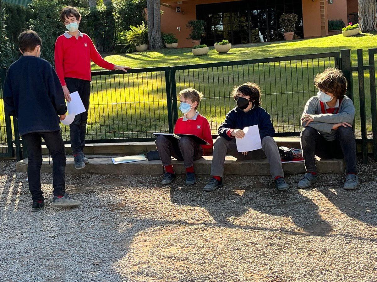 Edelweisschool's tweet photo. 𝗗𝗘𝗕𝗔𝗧𝗘𝗦 𝗘𝗡 𝟲𝗣𝗥𝗜𝗠
Aprovechando estos días de sol y calor, los equipos de #6PRIM están en el jardín preparándose para su Torneo de #debate: "¿Un libro 📕 mejor que una película 🎞?".
La gran final, el 28 de Febrero
#ligadebatescolar https://t.co/byh3XyiMQL