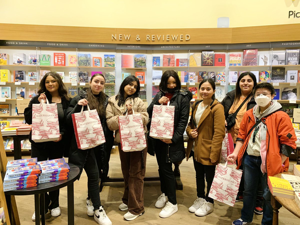 MonouXcollege's tweet photo. One afternoon in @WaterstonesPicc, one mission: find the 3 most inspiring books on the shelves and the college will buy them for you! ๐คฉ๐ At #MonouxCollege we believe reading is one of the biggest pleasures in life and we #readtosucceed! #bookworms #waterstones #halftermtrip https://t.co/WgCnivDw8P