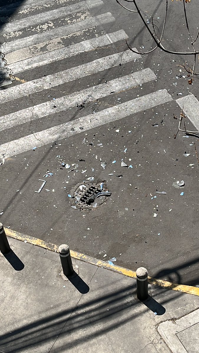 artdecons's tweet photo. @AlcCuauhtemocMx esquina Jalapa y colima @LaRomaDF hubo un choque y dejaron su tiradero, quien debe de limpiar esto? https://t.co/8FtaXh60ck