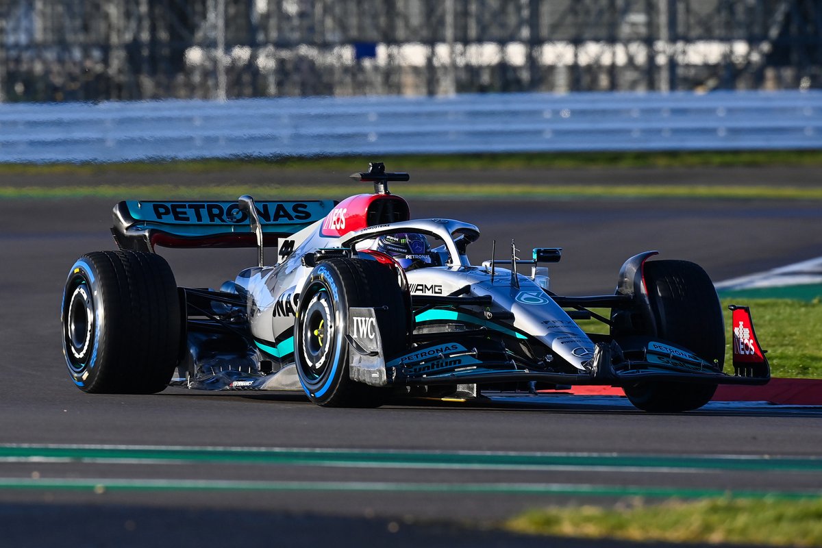 La Mercedes W13 en piste sur le tracé de Silverstone ce vendredi #F1 😍