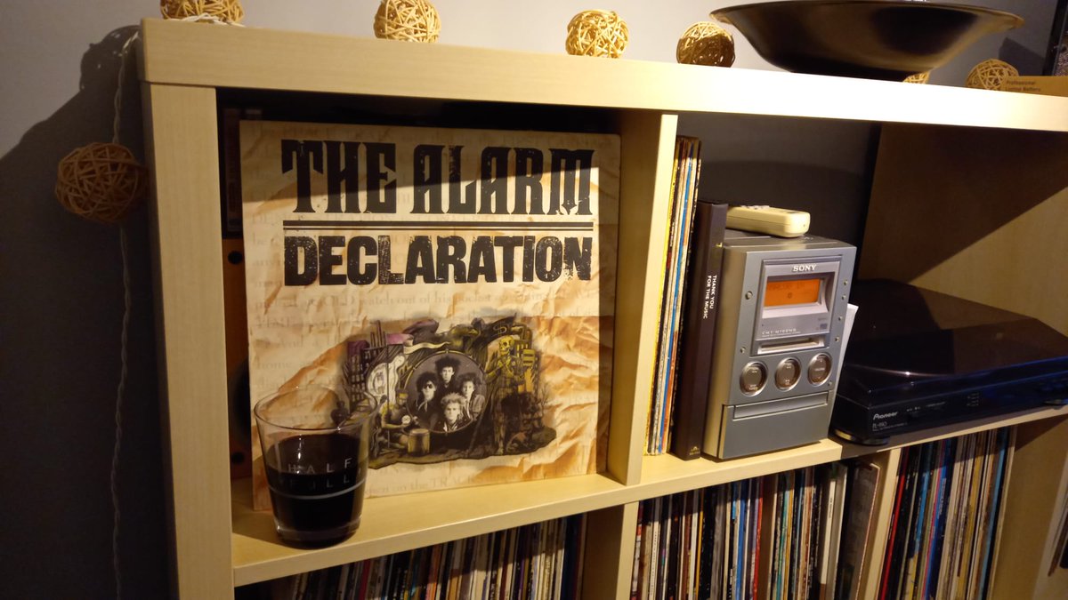 It's time for the weekend and no better way to start than a cheeky glass of wine and a classic vinyl album!! Declaration by the Alarm, a classic and the last track on the album, Howling Wind....very apt for tonight. Cheers  🍷