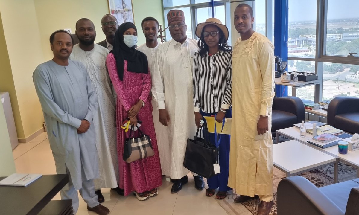 DrHassane90's tweet photo. Nous étions reçu ce matin par le Ministre de la Communication Porte Parole du Gouvernement M. A. Koulamallah.
Nos échanges étaient portés sur le projet #Trophée_du_Lycéen.
C'est une initiative qui a pour but de créer un cadre de brassage et de l'excellence en milieu jeune. https://t.co/yZngFAJnmK