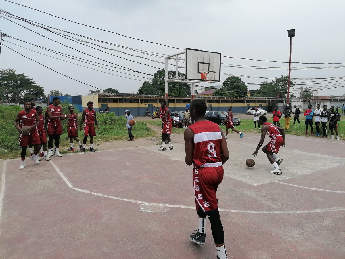 oneteamrdcongo's tweet photo. Saison riche en émotions, avec peu d'expérience l'équipe enchaine les victoires et surprend tous ses concurrents !
#onetam #oneteamrdcongo #OneTeambasketball #congosport #eubakinouest2021 #afroballers https://t.co/v4jl89gwgo