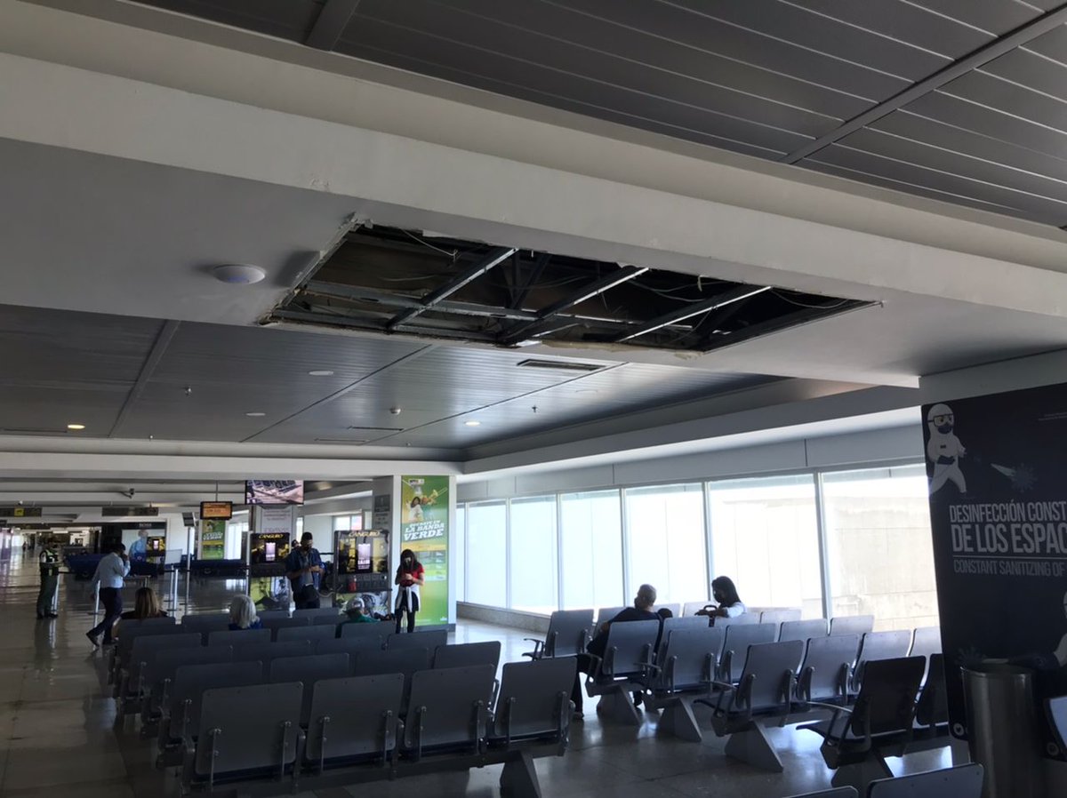 cjaimesb's tweet image. Esto le acaba de pasar a una muy amiga mía en el aeropuerto de Maiquetía @IAIM_VEi: iba caminando y el plafón del techo se desprendió y un tubo le pegó en la cabeza. Todo el país está vuelto una M!!! 
Ayudas a su denuncia con un RT